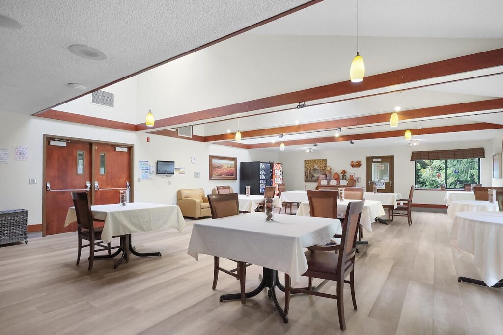 Evergreen Post Acute dining area
